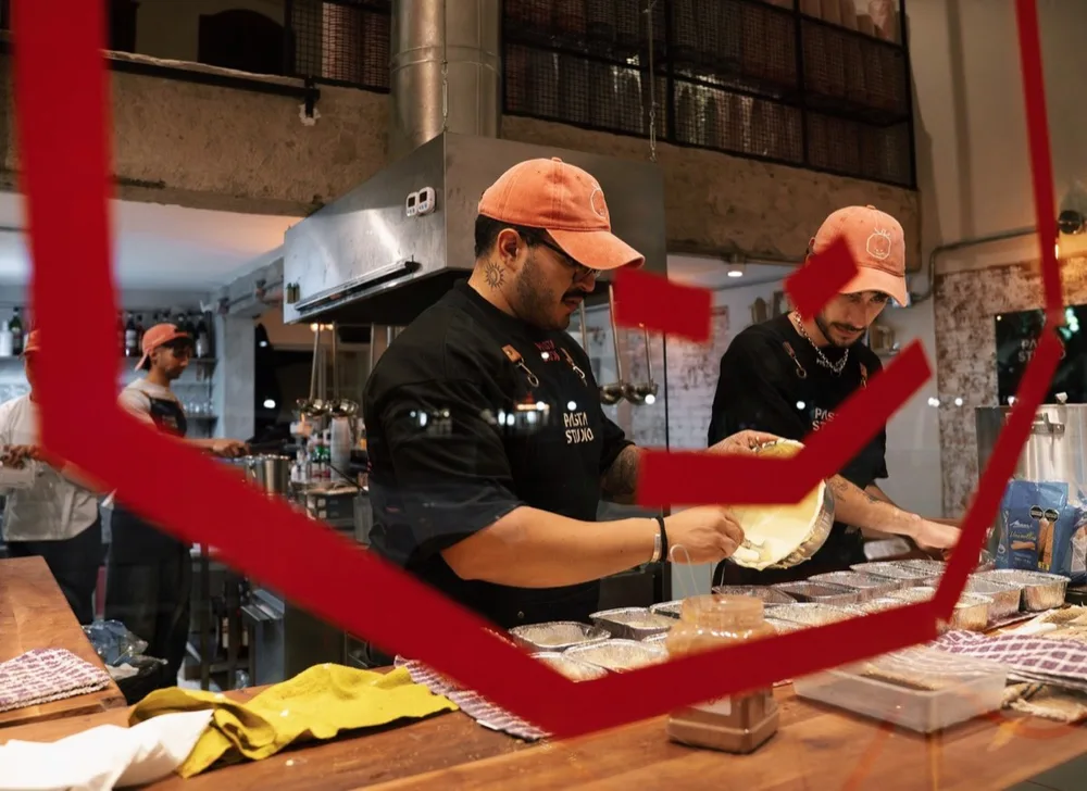 Amasando la pasta a mano en la mesada del local