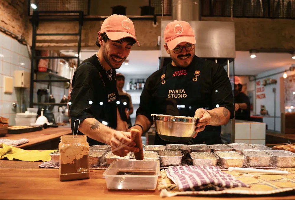 El equipo de Pasta Studio armando pastas en la cocina