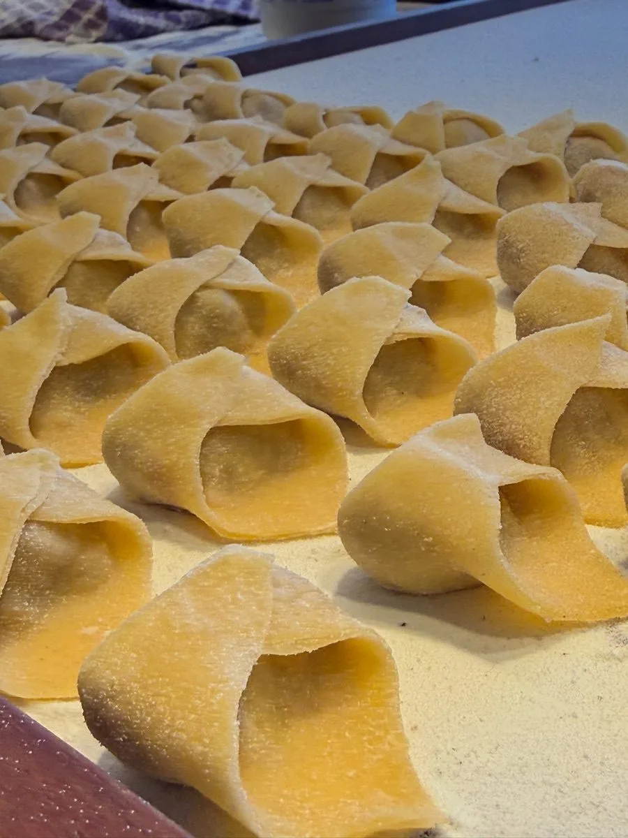 Pasta fresca recién cortada sobre sémola