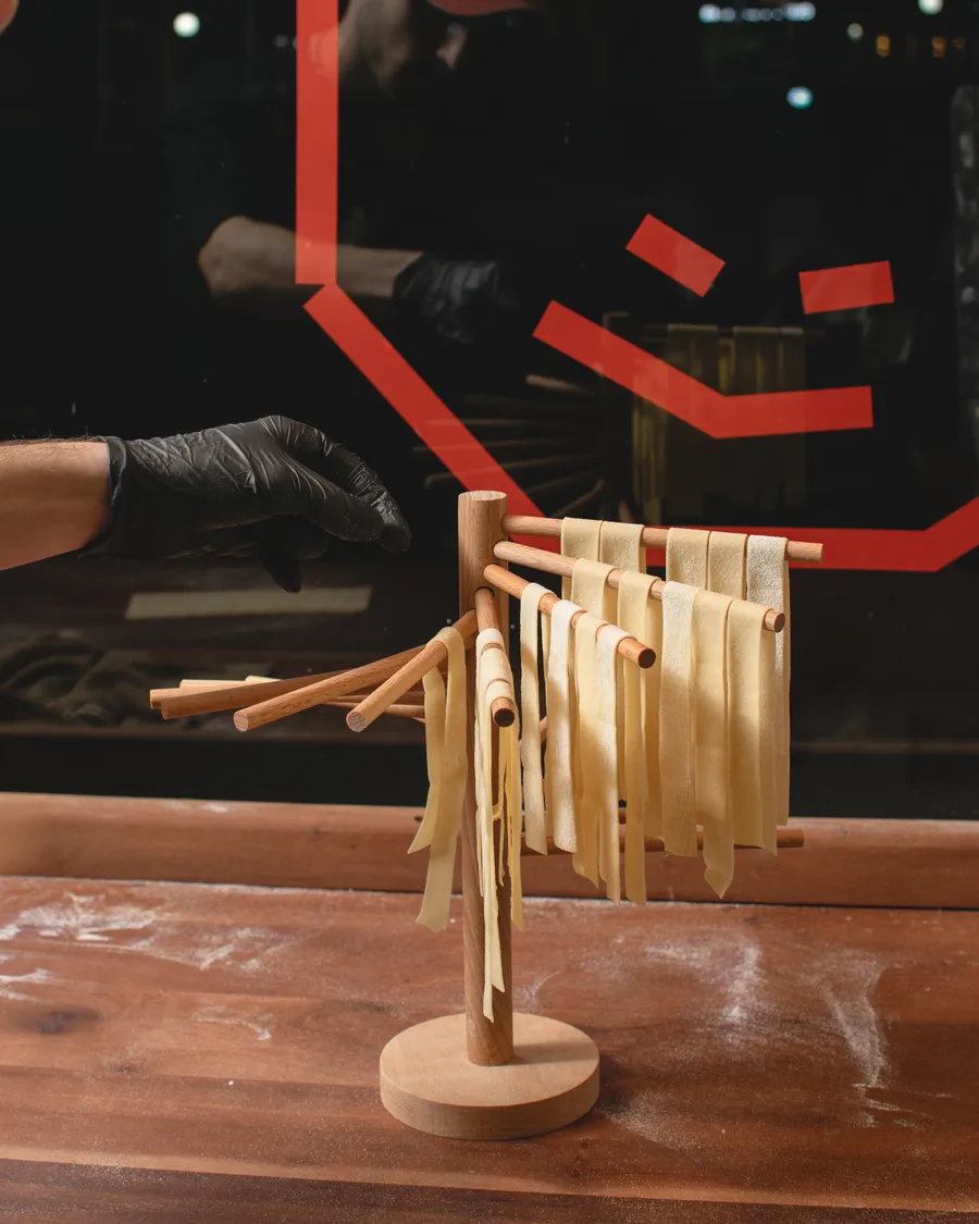 Tagliatelle secándose en el secadero de madera del local